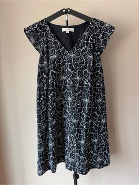 LOFT Medium Petite Black Floral Embroidered
Shift Dress Flutter Sleeve V-Neck